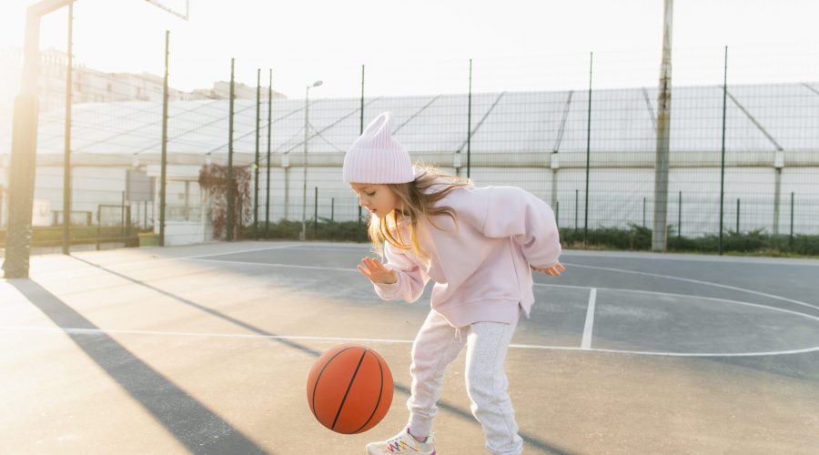 cerca-nina-jugando-baloncesto